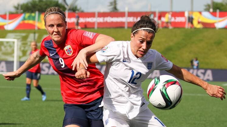 Aktuell Fußball, Damen WM, Norwegen - England v.li.: Isabell Herlovsen (NOR), Lucy Bronze (England), Zweikampf, Duell, duel, tackle, Dynamik, Action, Aktion, Fussball, FIFA Frauen-WM 2015, Norwegen - England, xozx