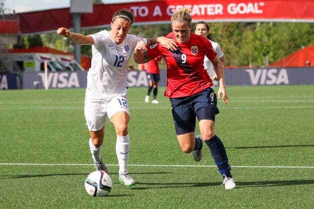 Aktuell Fußball, Damen WM, Norwegen - England v.li.: Lucy Bronze (England), Isabell Herlovsen (NOR), Zweikampf, Duell, duel, tackle, Dynamik, Action, Aktion, Fussball, FIFA Frauen-WM 2015, Norwegen - England, xozx