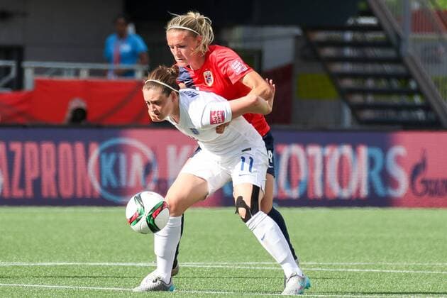 Aktuell Fußball, Damen WM, Norwegen - England v.li.: Jade Moore (England), Gry Tofte Ims (NOR), Zweikampf, Duell, duel, tackle, Dynamik, Action, Aktion, Fussball, FIFA Frauen-WM 2015, Norwegen - England, xozx