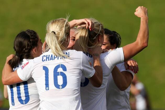 Aktuell Fußball, Damen WM, Norwegen - England Englische Spielerinnen jubeln mit Torschützin Steph Houghton (England) über das 1:1, Jubel, Torjubel, Torerfolg, celebrate the goal, goal, celebration, Jubel ueber das Tor, optimistisch, Action, Aktion, Fussball, FIFA Frauen-WM 2015, Norwegen - England, xozx