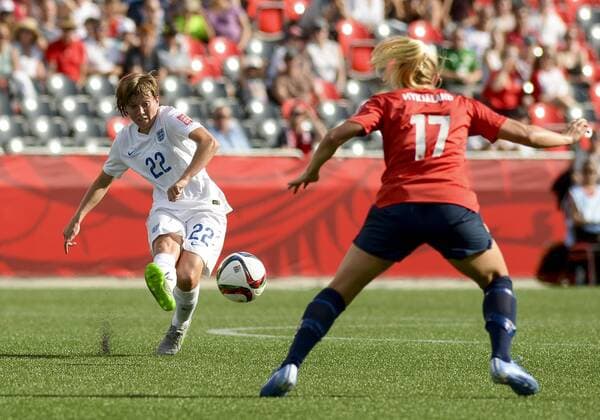 Aktuell Fußball, Damen WM, Norwegen - England June 22, 2015: Fran Kirby ( 22) of England during the FIFA 2015 Women s World Cup Round of 16 match between Norway and England at Lansdowne Stadium in Ottawa, Canada. SOCCER: JUN 22 FIFA Women s World Cup - Round of 16 - Norway v England Icon2015062200005 EDITORIAL USE ONLY