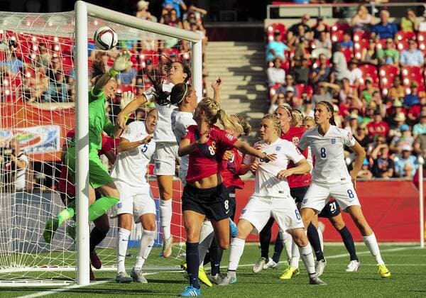 Aktuell Fußball, Damen WM, Norwegen - England June 22, 2015: Midfielder Solveig Gulbrandsen ( 8) of Norway heads in the opening goal during the FIFA 2015 Women s World Cup Round of 16 match between Norway and England at Lansdowne Stadium in Ottawa, Canada. SOCCER: JUN 22 FIFA Women s World Cup - Round of 16 - Norway v England Icon2015062200012 EDITORIAL USE ONLY