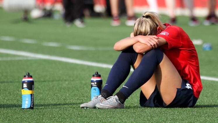 Aktuell Fußball, Damen WM, Norwegen - England Gry Tofte Ims (NOR) am Boden, enttäuscht schauend, Enttäuschung, Frustration, disappointed, pessimistisch, nach der 1:2 Niederlage, Fussball, FIFA Frauen-WM 2015, Norwegen - England, xozx