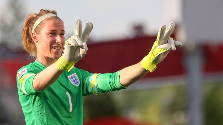Aktuell Fußball, Damen WM, Norwegen - England Karen Bardsley (Torwart, England), die Spielerin des Spiels, jubelt über den 1:2 Sieg, Jubeln. gewonnen, Sieger, Freude, freundlich, fröhlich, strahlend, optimistisch, Victory Zeichen, Fussball, FIFA Frauen-WM 2015, Norwegen - England, xozx