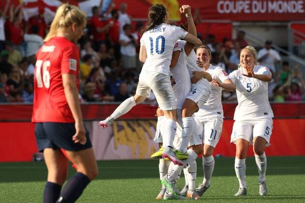 Aktuell Fußball, Damen WM, Norwegen - England Englische Spielerinnen bejubeln das Tor zum 1:2 Endstand, Sieg, Einzug ins Viertelfinale, Jubel, Torjubel, Torerfolg, celebrate the goal, goal, celebration, Jubel ueber das Tor, optimistisch, Action, Aktion, Fussball, FIFA Frauen-WM 2015, Norwegen - England, xozx