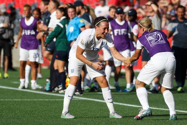 Aktuell Fußball, Damen WM, Norwegen - England v.li.: Torschützin Lucy Bronze (England) bejubelt mit Ersatzspielerin Jordan Nobbs (England) ihr Tor zum 1:2 Endstand, Jubel, Torjubel, Torerfolg, celebrate the goal, goal, celebration, Jubel ueber das Tor, optimistisch, Action, Aktion, Fussball, FIFA Frauen-WM 2015, Norwegen - England, xozx