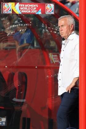 Aktuell Fußball, Damen WM, Norwegen - England Even Pellerud (Trainer, Coach, NOR), enttäuscht schauend, Enttäuschung, Frustration, disappointed, pessimistisch, Fussball, FIFA Frauen-WM 2015, Norwegen - England, xozx