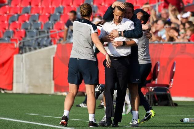 Aktuell Fußball, Damen WM, Norwegen - England Mark Sampson (Trainer, England) wird für den Sieg beglückwünscht, Jubel, Schlusspfiff, Fussball, FIFA Frauen-WM 2015, Norwegen - England, xozx
