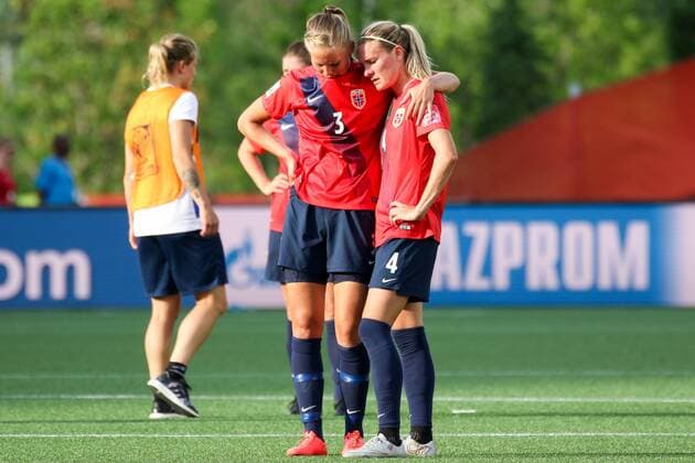 Aktuell Fußball, Damen WM, Norwegen - England v.li.: Marita Skammelsrud Lund (NOR), Gry Tofte Ims (NOR), enttäuscht schauend, Enttäuschung, Frustration, disappointed, pessimistisch, Fussball, FIFA Frauen-WM 2015, Norwegen - England, xozx