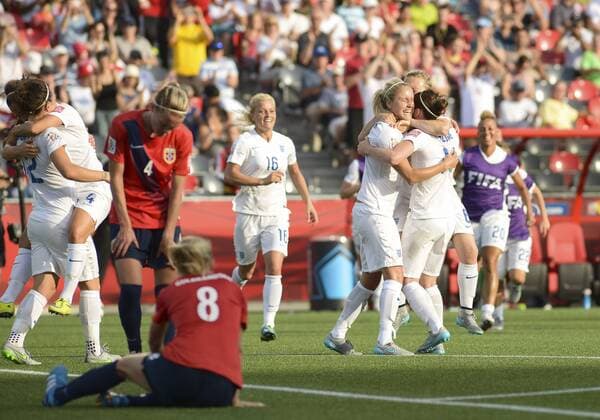 Aktuell Fußball, Damen WM, Norwegen - England June 22, 2015: England players celebrate after the final whistle of the FIFA 2015 Women s World Cup Round of 16 match between Norway and England at Lansdowne Stadium in Ottawa, Canada. England came from behind to book their place in the quarter-finals with a 2-1 win and will now face the hosts Canada whilst Norway are eliminated. SOCCER: JUN 22 FIFA Women s World Cup - Round of 16 - Norway v England Icon2015062200014 EDITORIAL USE ONLY