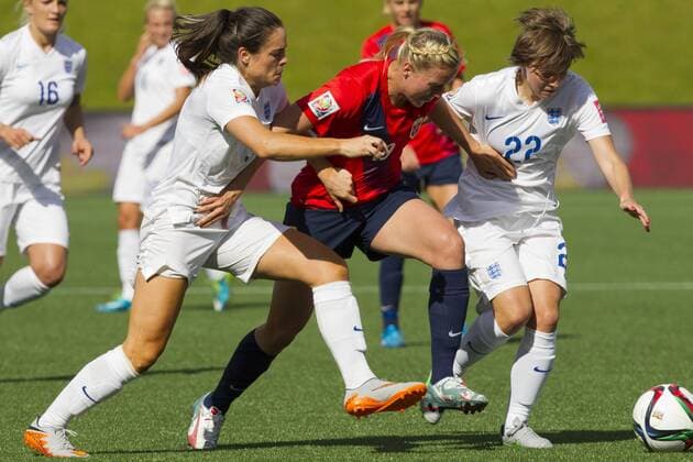 Aktuell Fußball, Damen WM, Norwegen - England (150623) -- OTTAWA, June, 2015 -- Kristine Minde(C) of Norway vies with Claire Rafferty(L) and Fran Kirby of England during their round of 16 match at the 2015 FIFA Women s World Cup in Ottawa, Canada, June 22, 2015. England won 2-1 and advanced into the quarter finals. ) (SP)CANADA-OTTAWA-FIFA WOMEN S WORLD CUP-ROUND OF 16-NORWAY VS ENGLAND ZouxZheng 
