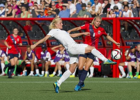Aktuell Fußball, Damen WM, Norwegen - England (150623) -- OTTAWA, June, 2015 -- Solveig Gulbrandsen(R) of Norway vies with Katie Chapman of England during their round of 16 match at the 2015 FIFA Women s World Cup in Ottawa, Canada, June 22, 2015. England won 2-1 and advanced into the quarter finals. ) (SP)CANADA-OTTAWA-FIFA WOMEN S WORLD CUP-ROUND OF 16-NORWAY VS ENGLAND ZouxZheng 