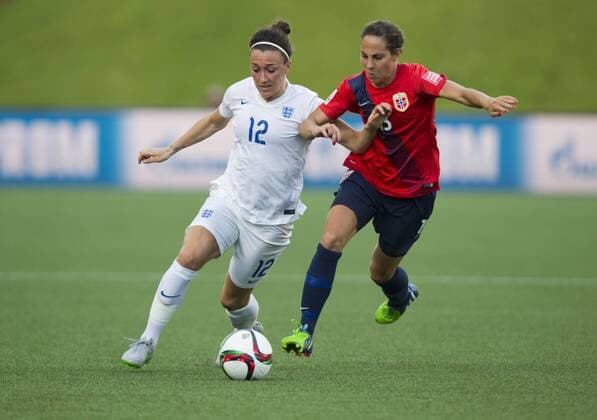 Aktuell Fußball, Damen WM, Norwegen - England (150623) -- OTTAWA, June, 2015 -- Ingrid Moe Wold(R) of Norway vies with Lucy Bronze of England during their round of 16 match at the 2015 FIFA Women s World Cup in Ottawa, Canada, June 22, 2015. England won 2-1 and advanced into the quarter finals. ) (SP)CANADA-OTTAWA-FIFA WOMEN S WORLD CUP-ROUND OF 16-NORWAY VS ENGLAND ZouxZheng 