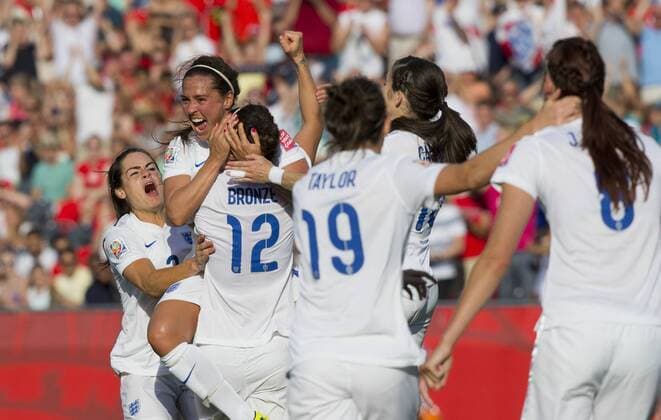 Aktuell Fußball, Damen WM, Norwegen - England (150623) -- OTTAWA, June, 2015 -- Players of England celebrate scoring during the round of 16 match against Norway at the 2015 FIFA Women s World Cup in Ottawa, Canada, June 22, 2015. England won 2-1 and advanced into the quarter finals. ) (SP)CANADA-OTTAWA-FIFA WOMEN S WORLD CUP-ROUND OF 16-NORWAY VS ENGLAND ZouxZheng 