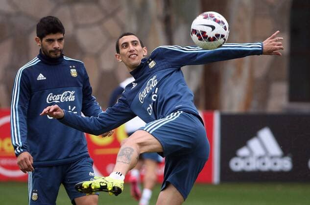 Aktuell Fußball, Copa America, Training Argentinien (150623) -- LA SERENA, June, 2015 -- Argentina s Angel Di Maria (R) take part in a training session, in La Serena, Chile, on June 22, 2015. Argentina will face Colombia, in the quarterfinal match of the Copa America Chile 2015 on June 26. Claudio Fanchi TELAM) (da) (SP)CHILE-LA SERENA-COPA AMERICA-ARGENTINA e TELAM 
