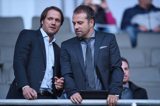 Der Co-Trainer von Bundestrainer Joachim LOEW Thomas SCHNEIDER (links) und Sportdirektor Hansi FLICK (beide GER) vor dem Spiel auf der Tribuehne. Vorrundenspiel: Tschechien - Deutschland im Eden Stadion in Prag am 23.06.2015. Fussball UEFA - U21 U 21 Europameisterschaft in Tchechien 2015,