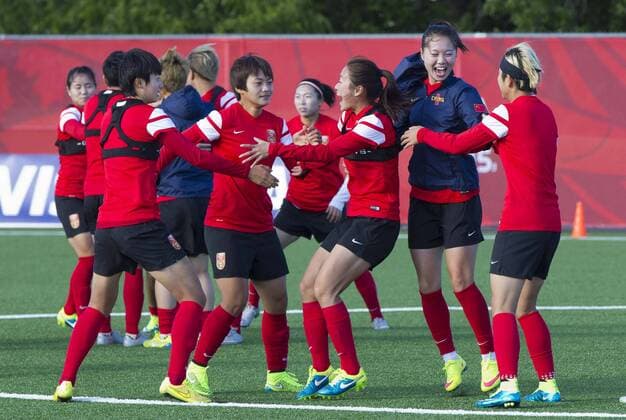 Aktuell Fußball, Damen WM, Training Nationalmannschaft China (150624) -- OTTAWA, June, 2015 -- Players of China share a light moment while training ahead of their 2015 FIFA Women s World Cup quarterfinal match against the United states in Ottawa, Canada, June 23, 2015. ) (SP)CANADA-OTTAWA-FIFA WOMEN S WORLD CUP-TRAINING-CHINA ZouxZheng 