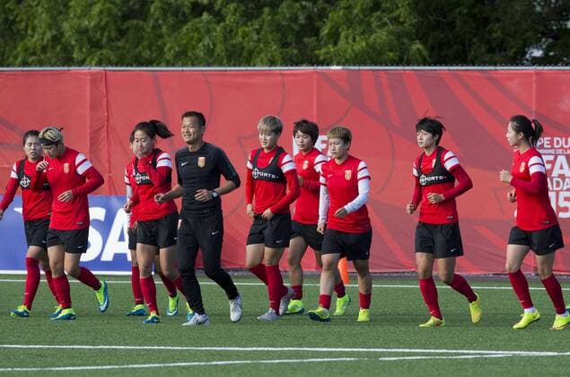 Aktuell Fußball, Damen WM, Training Nationalmannschaft China (150624) -- OTTAWA, June, 2015 -- Players of China take part in a training session ahead of their 2015 FIFA Women s World Cup quarterfinal match against the United states in Ottawa, Canada, June 23, 2015. ) (SP)CANADA-OTTAWA-FIFA WOMEN S WORLD CUP-TRAINING-CHINA ZouxZheng 