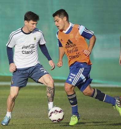 Lionel Messi (L) of Argentina takes part in a training session in La Serena,, June 23, 2015. -LA SERENA-COPA AMERICA-ARGENTINA TELAM 