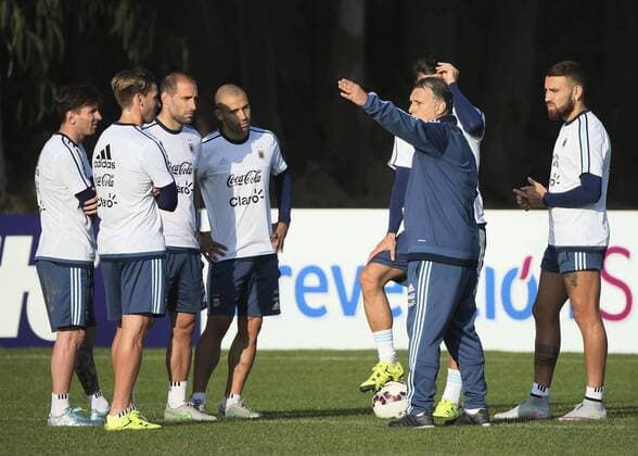 Head coach Gerardo Martino (2nd R) of Argentina talks to players in a training session in La Serena, Chile, June 23, 2015. -LA SERENA-COPA AMERICA-ARGENTINA TELAM 