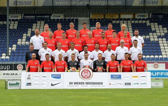 24.06.2015, xxxx, Fussball 3.Liga, SV Wehen Wiesbaden Fototermin, Porträttermin 2015 2016 Mannschaft Kader 1.Reihe von links: Nils-Ole Book, Thomas Geyer, Patrick Funk, Niklas Reichel, Markus Kolke, Maximilian Reule, David Blacha, Sebastian Mrowca, Marius Kleinsorge. 2.Reihe von links: Sportdirektor Christian Hock, Cheftrainer Sven Demandt, Co-Trainer Bernd Heemsoth, Torwart-Trainer Steffen Vogler, Zeugwart Torsten Conradi, Physiotherapeut Mario Walter, Mannschaftsarzt Dr. Achim Bitschnau, Mannschaftsarzt Dr. Eckart Listmann, Team-Manager Nils Döring. 3.Reihe von links: Fitness- und Athletik-Trainer Sebastian Wagener, Alexander Riemann, Luca Schnellbacher, Marc Lorenz, Alf Mintzel, Patrick Mayer, Sven Mende, Jonatan Kotzke, Physiotherapeut Manuel Schardt. 4.Reihe von links: Daniel Wein, Jonas Acquistapace, Kevin Schindler, Kevin Pezzoni, Fabian Franke, Soufian Benyamina, Michael Vitzthum.