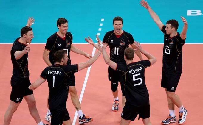 Aktuell Europaspiele in Baku, Volleyball, Viertelfinale, Deutschland - Serbien 24.06.2015 Baku(Azerbaijan) 1st European Games Serbia-Germany 1 4 final men s volleyball Marcus Böhme(L),Jochen Schöps(2L), Lukas Kampa(3L) and Denys Kaliberda(r) Germany celebrate during match :Str 