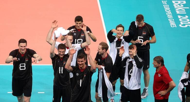 Aktuell Europaspiele in Baku, Volleyball, Viertelfinale, Deutschland - Serbien 24.06.2015 Baku(Azerbaijan) 1st European Games Serbia-Germany 1 4 final men s volleyball Marcus Böhme(L),Lukas Kampa(2L),Christian Fromm(3L down),Michael Andrei(3L up), Sebastian Kühner(4L),Jan Zimmermann(5L),Tom Strohbach(6L) and Dr.Dieter Heinold (r)Germany celebrate victory :Str 