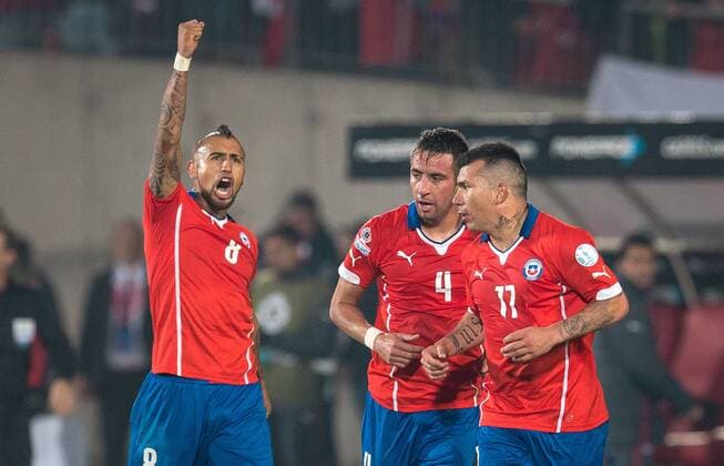 Chile-Uruguay SANTIAGO, CHILE - 24 06 2015: CHILE X URUGUAY - Mauricio Isla de Chile (center) with Arturo Vidal of Chile and Gary Alexis Medel from Chile celebrates after scoring goal during the match between Brazil vs Colombia, valid for the quarterfinals of the Copa America 2015 held at the National Stadium Julio Mart?nez Pr?danos. (Photo: Marcelo Machado de Melo FotoArena)  MarceloxMachadoxdexMelo