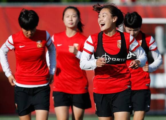 Aktuell Fußball, Damen WM, Training Nationalmannschaft China (150625) -- OTTAWA, 2015 -- China s Wu Haiyan (Front) takes part in a training session in Ottawa, Canada, June 24, 2015. China will play the United States in their quarterfinal of 2015 FIFA Women s World Cup on June 26. ) (SP)CANADA-OTTAWA-FIFA-WOMEN S WORLD CUP-TRAINING SESSION-CHINA WangxLili 