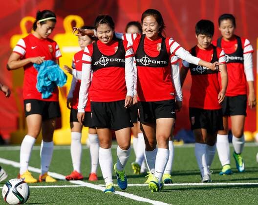 Aktuell Fußball, Damen WM, Training Nationalmannschaft China (150625) -- OTTAWA, 2015 -- China s Wu Haiyan (Front, R) and Wang Lisi (Front, L) take part in a training session in Ottawa, Canada, June 24, 2015. China will play the United States in their quarterfinal of 2015 FIFA Women s World Cup on June 26. ) (SP)CANADA-OTTAWA-FIFA-WOMEN S WORLD CUP-TRAINING SESSION-CHINA WangxLili 