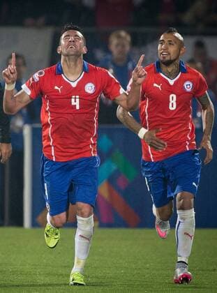 SANTIAGO, 2015 -- Mauricio Isla (L) of Chile celebrates after scoring during their quarterfinal against Uruguay at 2015 Copa America in Santiago, Chile, on June 24, 2015. Chile won 1-0. ) (SP)CHILE-SANTIAGO-COPA AMERICA-CHILE VS URUGUAY PedroxMera 