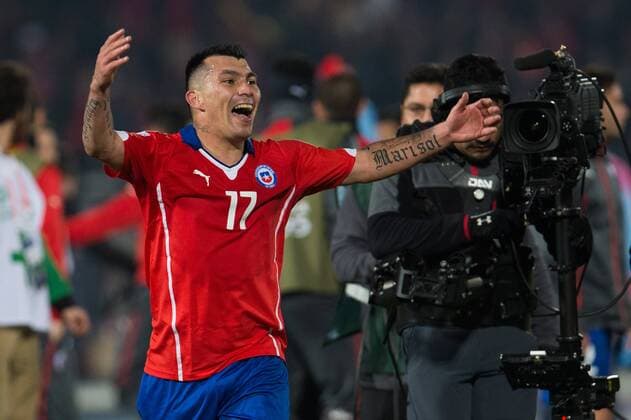 Chile s player Gary Medel celebrates after the end game against uruguay for the group A of the 2015 Copa America football match at the National stadium in Santiago, Chile. 24 06 2015 Fotoarena Photosport Chile v Uruguay, Copa America 2015. 