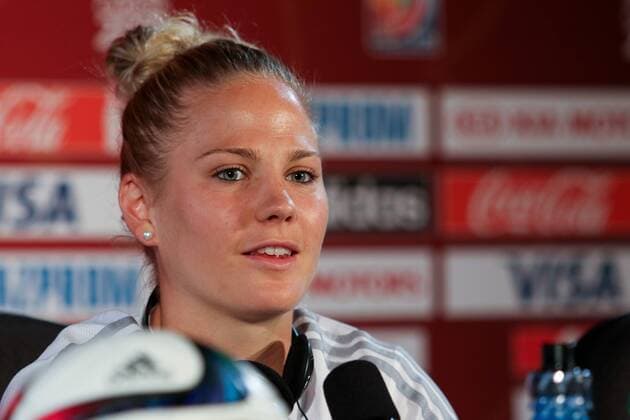 Leonie Maier (Deutschland), Freude, freundlich, fröhlich, strahlend, optimistisch, auf der Pressekonferenz vor dem Viertelfinale gegen Frankreich, Fussball, FIFA Frauen-WM 2015, Pressekonferenzen, xozx