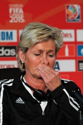 Silvia Neid (Trainerin, Coach, Deutschland) fasst sich an die Nase, enttäuscht schauend, Enttäuschung, Frustration, disappointed, pessimistisch, auf der Pressekonferenz vor dem Viertelfinale gegen Frankreich, Fussball, FIFA Frauen-WM 2015, Pressekonferenzen, xozx