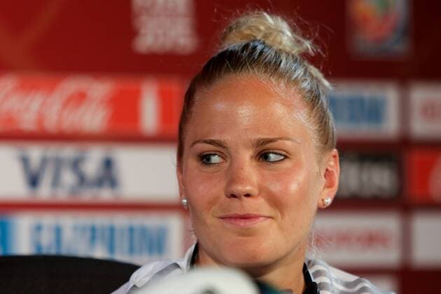 Leonie Maier (Deutschland) lächelt verschmitzt, auf der Pressekonferenz vor dem Viertelfinale gegen Frankreich, Fussball, FIFA Frauen-WM 2015, Pressekonferenzen, xozx