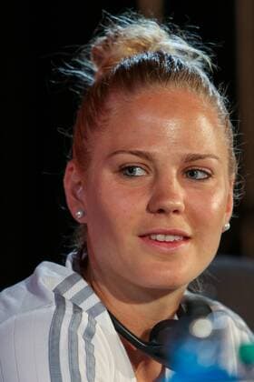 Leonie Maier (Deutschland), Freude, freundlich, fröhlich, strahlend, optimistisch, auf der Pressekonferenz vor dem Viertelfinale gegen Frankreich, Fussball, FIFA Frauen-WM 2015, Pressekonferenzen, xozx