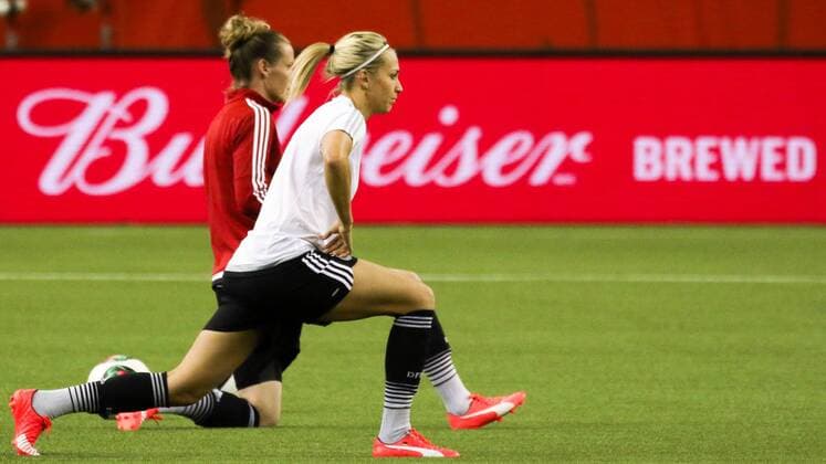 v.li.: Simone Laudehr (Deutschland), Lena Goeßling ( Lena Goessling , Deutschland), beim Training vor dem Viertelfinale zwischen Deutschland und Frankreich, Fussball, FIFA Frauen-WM 2015, Abschlusstraining im Stadion, xozx