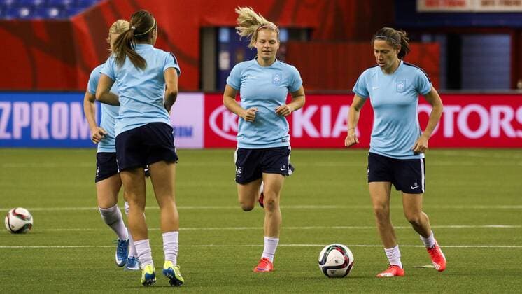 Aktuell Fußball, Damen WM in Kanada, Nationalteam Frankreich Abschlusstraining v.li.: Amandine Henry (Frankreich), Jessica Houara (Frankreich), Eugenie Le Sommer (Frankreich), Elise Bussaglia (Frankreich), Training, Trainingsspiel, Übungseinheit, beim Abschlusstraining vor dem Viertelfinale zwischen Deutschland und Frankreich, Fussball, FIFA Frauen-WM 2015, Abschlusstraining im Stadion, xozx
