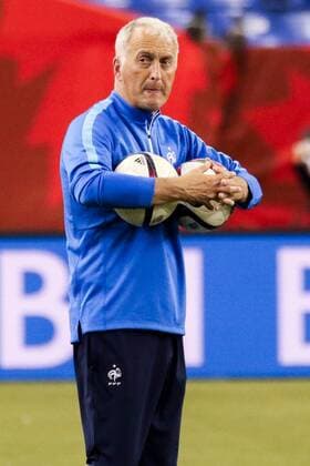 Aktuell Fußball, Damen WM in Kanada, Nationalteam Frankreich Abschlusstraining Philippe Bergeroo (Trainer, Frankreich) nachdenklich mit Bällen in der Hand, beim Abschlusstraining vor dem Viertelfinale zwischen Deutschland und Frankreich, Fussball, FIFA Frauen-WM 2015, Abschlusstraining im Stadion, xozx