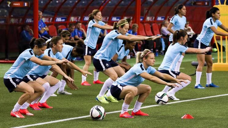 Aktuell Fußball, Damen WM in Kanada, Nationalteam Frankreich Abschlusstraining französische Spielerinnen (u.a. Eugenie Le Sommer (Frankreich), vorne rechts) bei einer Übungseinheit, beim Abschlusstraining vor dem Viertelfinale zwischen Deutschland und Frankreich, Fussball, FIFA Frauen-WM 2015, Abschlusstraining im Stadion, xozx