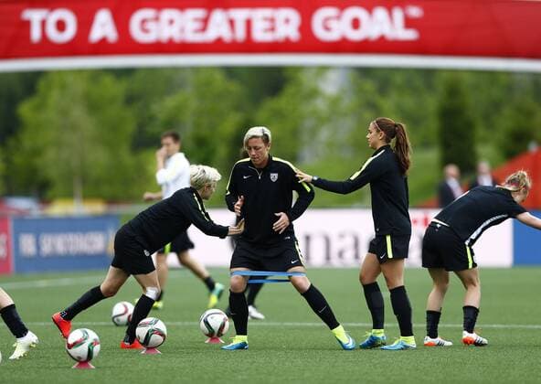 Aktuell Fußball, Damen WM, Training Nationalteam USA OTTAWA, June 25, 2015 -- Abby Wambach (C) of the United States stretches herself ahead of the training session in Ottawa, Canada, June 25, 2015. The United States will play China in the quarterfinal match of 2015 FIFA Women s world cup here on June 26. ) (SP)CANADA-OTTAWA-FIFA-WOMEN S WORLD CUP-QUARTERFINALS-TRAINING-US DingxXu 
