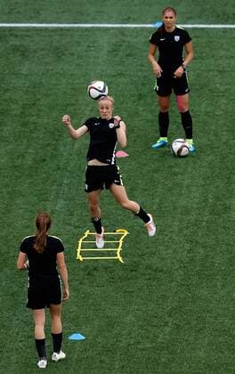Aktuell Fußball, Damen WM, Training Nationalteam USA OTTAWA, June 25, 2015 -- Becky Sauerbrunn (C) of the United States attends the training session in Ottawa, Canada, June 25, 2015. The United States will play China in the quarterfinal match of 2015 FIFA Women s world cup here on June 26. ) (SP)CANADA-OTTAWA-FIFA-WOMEN S WORLD CUP-QUARTERFINALS-TRAINING-US WangxLili 