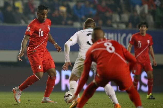 Football, Bolivia v Peru Copa America 2015. Peru s player Jefferson Farfan, left, battles for the ball against Alejandro Chumacero of Bolivia during the finals quarters for Copa America, at Bicentenario German Becker stadium. Temuco, Chile. 26 06 2015 Dragomir Yankovic Photosport Bolivia v Peru, Copa America 2015. 