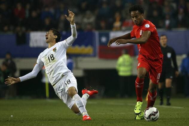 Football, Bolivia v Peru Copa America 2015. Peru s player Andre Carrillo, right, battles for the ball against Ricardo Pedriel Suarez of Bolivia during the finals quarters for Copa America, at Bicentenario German Becker stadium. Temuco, Chile. 26 06 2015 Dragomir Yankovic Photosport Bolivia v Peru, Copa America 2015. 