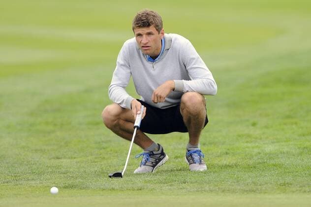 Aktuell Golf, ProAm beim BMW International Open in München Eichenried Thomas MUELLER (MÜLLER,Bayern Muenchen) liest das Gruen,Green,Aktion,Einzelaktion,Einzelbild, Freisteller,Ganzkoerperaufnahme,ganze Figur. ProAm ,GOLF,BMW International Open 2015 am 24.06.2015 in Muenchen Eichenried.
