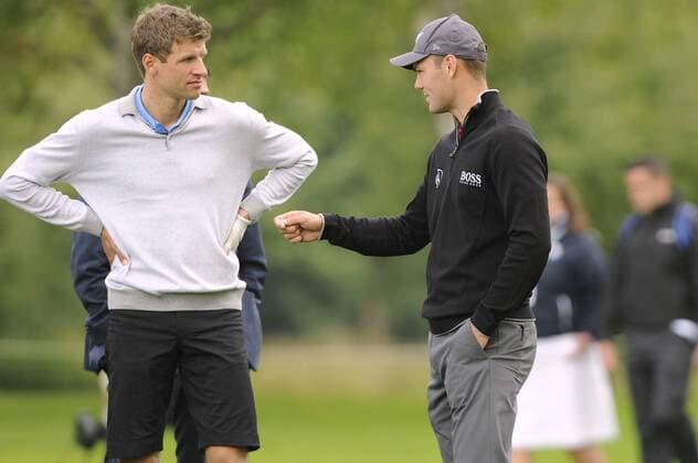 Aktuell Golf, ProAm beim BMW International Open in München Eichenried Thomas MUELLER (MÜLLER,Bayern Muenchen) holt sich wertvolle Tips von Martin KAYMER (GER,re). ProAm ,GOLF,BMW International Open 2015 am 24.06.2015 in Muenchen Eichenried.