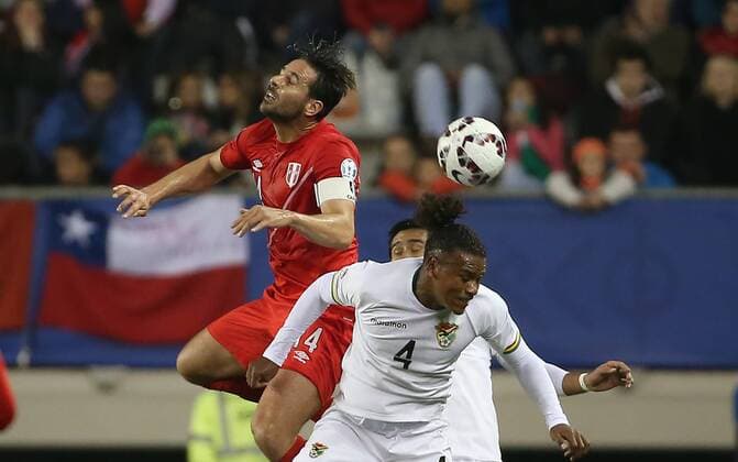 TEMUCO, June 25, 2015 -- Peru s Claudio Pizarro (L) of Peru vies with Bolivia s Leonel Morales during their quarterfinal match at 2015 Copa America Chile in Temuco, Chile, on June 25, 2015. Peru beat Bolivia 3-1. ) (SP)CHILE-TEMUCO-COPA AMERICA-QUARTERFINALS-BOLIVIA VS PERU XuxZijian 