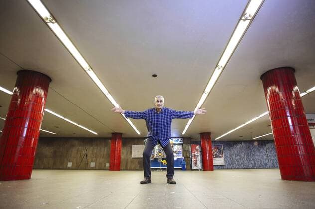 Photoshooting mit Mojtaba Zares, dem ehemaligen Nationaltorwart des Iran und heutigen Kioskbesitzer in Köln, im Hauptbahnhof. Köln, 24.06.2015 Foto:xC.xHardtx xFuturexImage