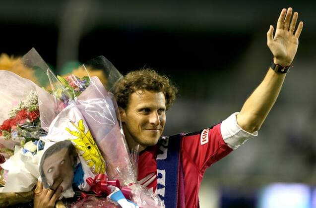 Diego Forlan (Cerezo), JUNE 21, 2015 - Football Soccer : Diego Forlan of Cerezo Osaka waves to fans during his farewell ceremony after the 2015 J2 League match between Cerezo Osaka 1-0 Tokushima Vortis at Kincho Stadium in Osaka, Japan. NoxThirdxPartyxSales  (prlb001720)