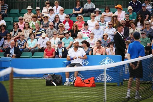 Aktuell Tennis, ATP Turnier in Nottingham 26.06.2015. Nottingham, England. Aegon Nottingham Open Tennis Tournament. Marcos Baghdatis (Cyprus)explaining to the referee that he felt something pull in his leg. The physic was called but Marcos subsequently retired through injury and this allowed Denis Istomin (UZB) to progress to the final xDavidxKissmanx  ActionPlus11635181